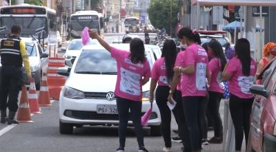 Profissionais da saúde realizam ação de abertura do Outubro Rosa