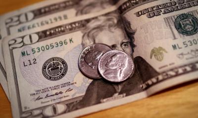Dólar fecha acima de R$ 5,30 após anúncio do Banco Central americano