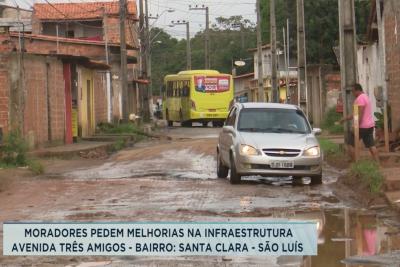 Moradores reclamam de buracos no bairro Santa Clara