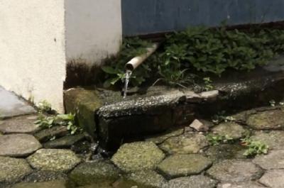 Vazamento de água em condomínio no bairro Vicente Fialho.