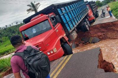 Asfalto cede e caminhão fica preso na MA 012