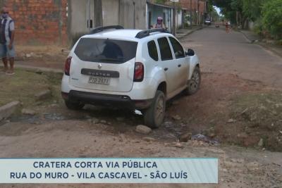 Moradores reclamam de cratera que corta rua na Vila Cascavel