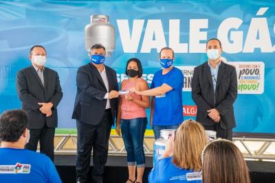 Governador Flávio Dino em entrega dos tíquetes do program Vale Gás. 