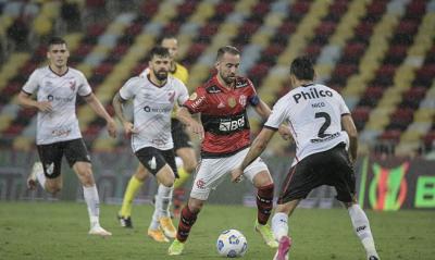 Flamengo atropela Athletico-PR no Maracanã e sobe no G4 