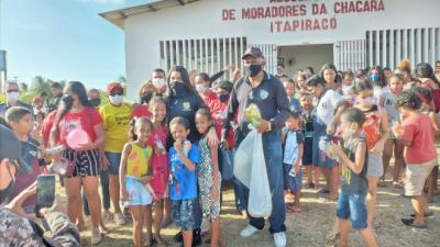 Ação alusiva leva brinquedos para crianças de comunidades carentes