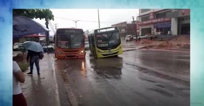 Dois ônibus caem em buraco durante forte chuva em São Luís