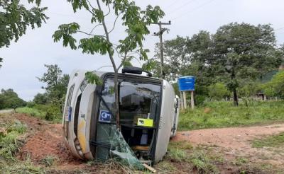 Ônibus que viajava do Maranhão para o Goiás tomba com 38 passageiros na BR-135
