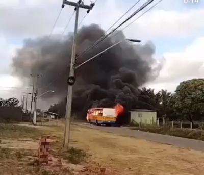 Ônibus escolar pega fogo em estrada na cidade de São José de Ribamar