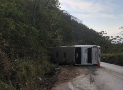 Ônibus que saiu do Maranhão tomba no Ceará e deixa mais de 30 feridos