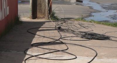 Moradores denunciam cabos de energia caídos Paço do Lumiar