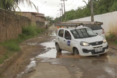 Moradores reclamam de buracos e lama e rua do São Cristóvão