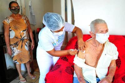Prefeitura atende idosos acamados no Dia D de vacinação contra a Covid-19