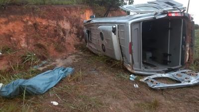 Van capota e deixa uma idosa morta e nove feridos no Maranhão