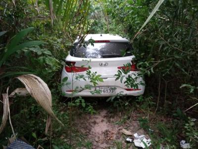 Veículo roubado é recuperado em matagal na capital maranhense