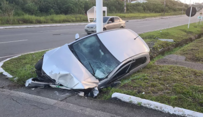 Motorista perde controle e carro cai em galeria em avenida em São Luís