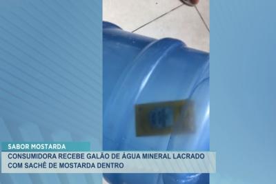 Consumidora encontra sachê de mostarda dentro galão de água lacrado