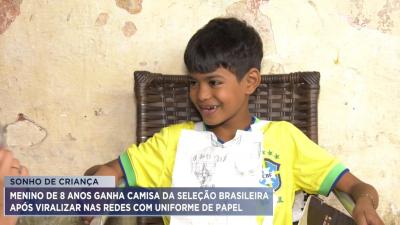Menino de 8 anos ganha camisa da Seleção após viralizar nas redes com uniforme de papel