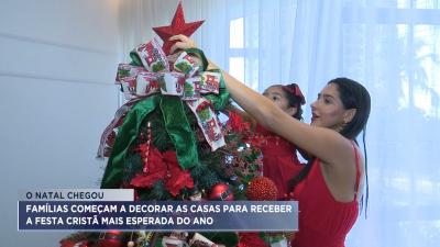 Famílias começam a decorar casas para as festas de fim de ano