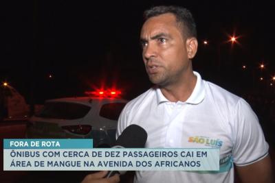 Ônibus cai em mangue na Avenida dos Africanos, em São Luís