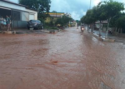 Fortes chuvas causam alagamentos na cidade de Mirador