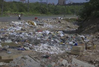 Descarte irregular de lixo na avenida dos portugueses