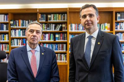 presidente do Senado, Rodrigo Pacheco (à dir.), encontrou-se com o ministro do STF Roberto Barroso