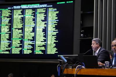 Deputados vão prosseguir nesta quarta (21) votação da PEC da Transição  