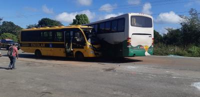 Dois ônibus colidem na BR-402 entre Rosário e Morros 