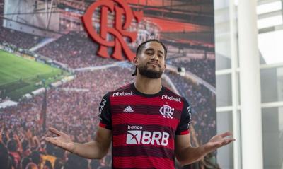 Flamengo anuncia o zagueiro maranhense, que estava na Rússia