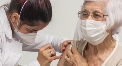 Quatro a cada dez brasileiros aptos estão sem terceira dose de vacina contra a Covid