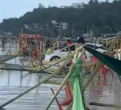 Ventania derruba barracas e atinge carros em praia da Grande Ilha