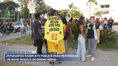 Estudantes fazem ato público para reivindicar novo modelo de ensino médio