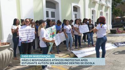 Mães e responsáveis atípicos protestam após estudante autista ser agredido em escola