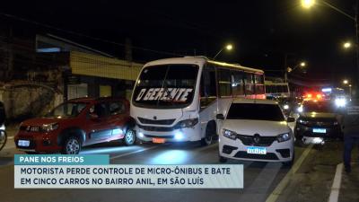 Motorista perde controle de micro-ônibus e bate em 5 carros no bairro Anil