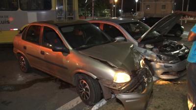 Dois carros colidem em cruzamento da Avenida Beira-Mar