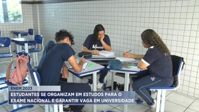 Estudantes se reúnem em preparação para o ENEM 2023