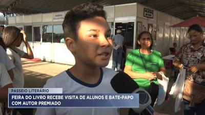 Feira do livro recebe visita de alunos apreciadores de uma boa leitura