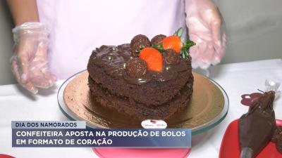 Confeiteira aposta em bolos em formato de coração para o Dia dos Namorados