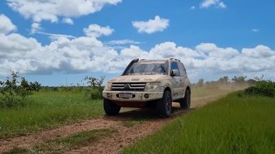 Rally de Regularidade reúne pilotos profissionais e estreantes em carros e motos