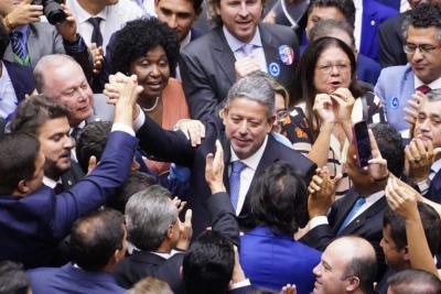 Arthur Lira é reeleito presidente da Câmara com 464 votos