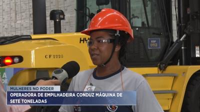 Mulheres no Poder: Silva Santos opera uma máquina de 7 toneladas