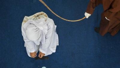Casal pego namorando em carro é condenado a 21 chibatadas na Indonésia 