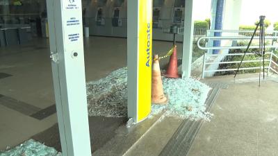 Homem quebra portas de vidro de agência bancária em São Luís