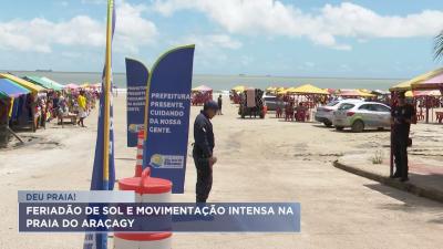 Feriado de sol e movimentação intensa na praia do Araçagy