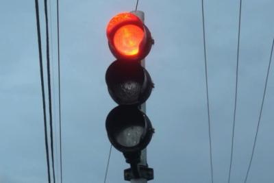 Lei permite a motoristas avançar sinal vermelho durante a madrugada