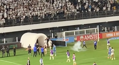 Torcida do Santos atira pedras no ônibus do time