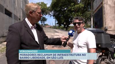 Moradores reclamam de esgoto a céu aberto e descarte irregular de lixo na Liberdade