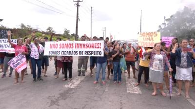 Manifestantes interditam os dois sentidos da BR-135, em São Luís