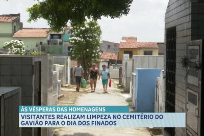 Visitantes realizam limpeza no Cemitério do Gavião para o dia dos finados, em São Luís