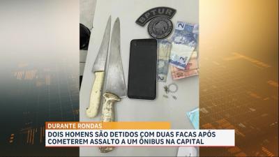 Policiais do BPTur conduzem suspeitos de assalto em ônibus